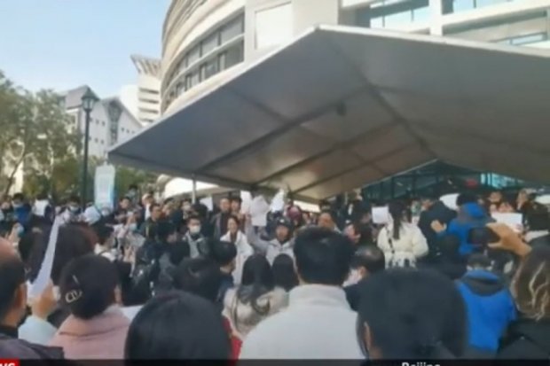 Demonstrasi di Beijing menentang pembatasan aktivitas masyarakat. Foto: Tangkapan layar Youtube BBC.
