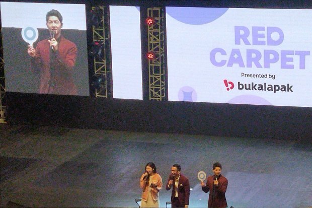 Aktor Korea Song Joong Ki hadir dalam acara Red Carpet Presented by Bukalapak di Jakarta, Minggu (27/11/2022)