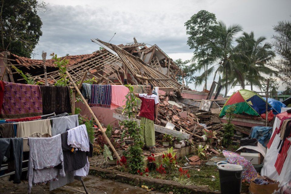 Seorang pengungsi melkukan panggilan video pasca gempa bumi dengan magnitude 5.6 di Desa Gasol, Cugenang, Cianjur, Jawa Barat, Jumat (25/11). Badan Nasional Penanggulangan Bencana (BNPB) mencatat total 321 orang meninggal dunia, jumlah pengungsi hingga ha