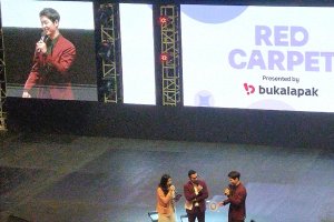 Song Joong Ki hadir dalam acara Red Carpet by Bukalapak di Jakarta, Minggu (27/11/2022)