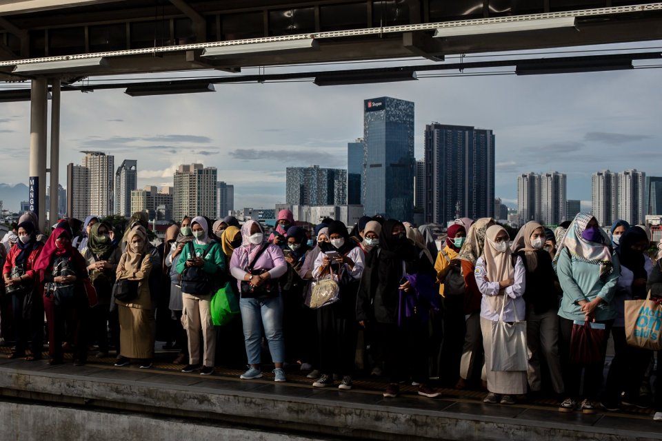 Sejumlah pekerja menunggu kedatangan kereta di Stasiun Manggarai, Jakarta, Selasa (29/11). Pemprov DKI Jakarta menaikkan Upah Minimum Provinsi (UMP) tahun 2023 sebesar Rp326.953 atau 5,6 persen dibandingkan tahun sebelumnya menjadi Rp4.900.798.