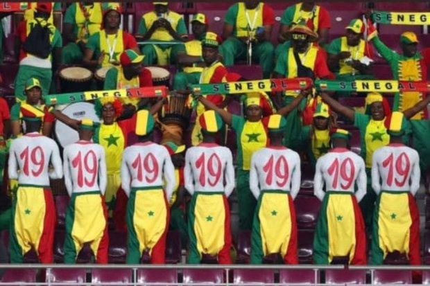 Suporter sepak bola Senegal memperingati legenda Papa Bouba Diop yang meninggal dua tahun lalu, Selasa (29/11).