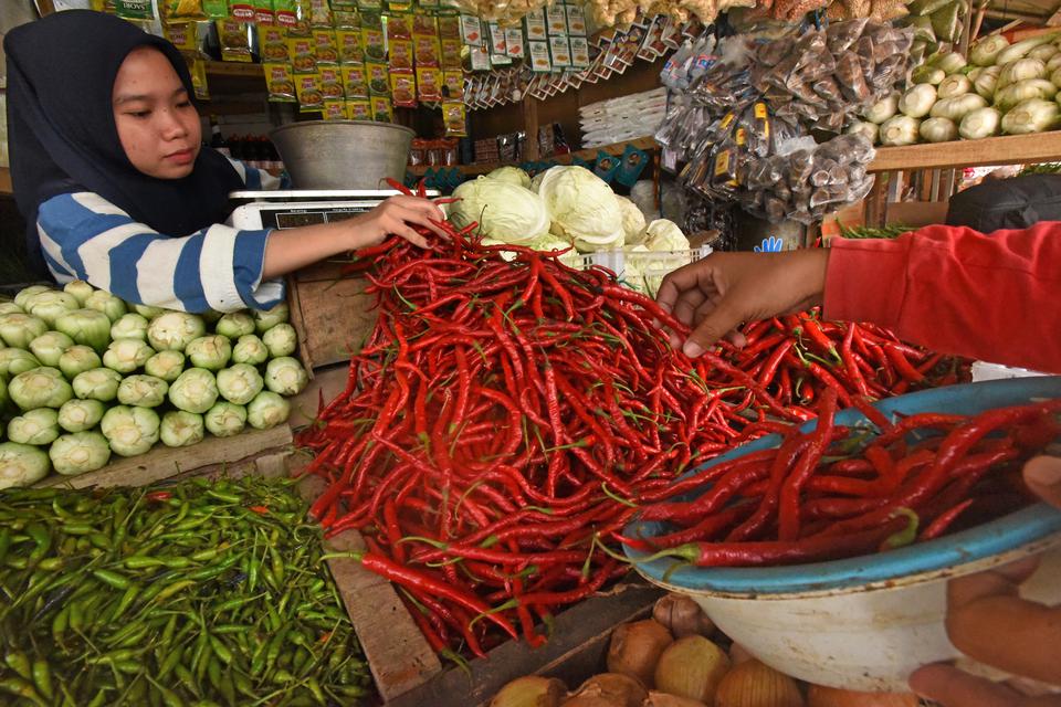 Pedagang melayani pembeli di Pasar Induk Rau Kota Serang, Banten, Kamis (1/12/2022). Harga sejumlah bahan kebutuhan pokok di Serang mengalami kenaikan sejak dua hari terakhir, salah satunya harga cabai merah keriting naik dari Rp30 ribu menjadi Rp40 ribu 