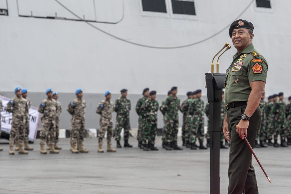 Panglima TNI Jenderal Andika Perkasa memimpin upacara pelepasan Satgas Maritim Task Force (MTF) TNI Kontingen Garuda XXVIII-N/UNIFIL Tahun 2022 di Kolinlamil Tanjung Priok, Jakarta, Kamis (1/12/2022). Dalam misi perdamaian dunia yang dipimpin Letkol Laut 