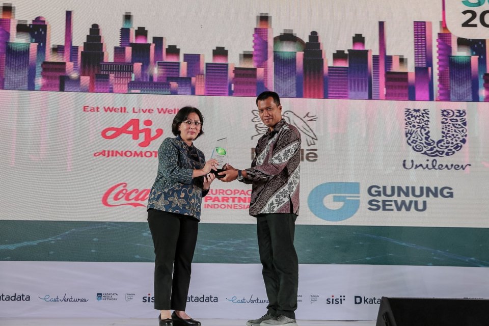 Perwakilan perusahaan PT. Cocacola menerima piagam penghargaan Katadata Green pada acara Regional Summit 2022 di Aryanusa Ballroom, Menara Danareksa, Jakarta Pusat, Kamis (1/12).