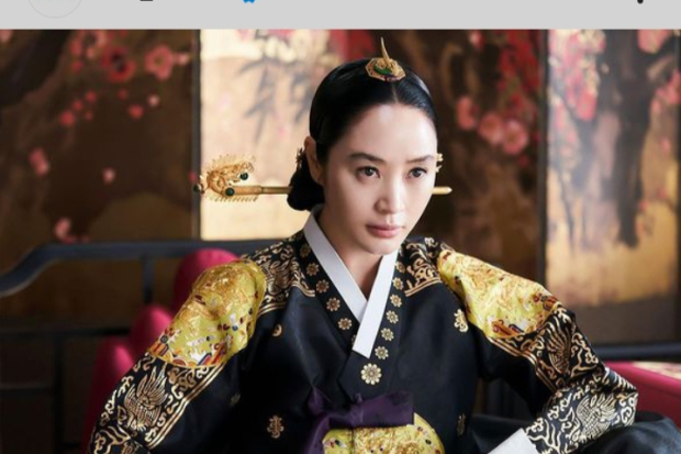 Drama Under The Queens Umbrella episode 15