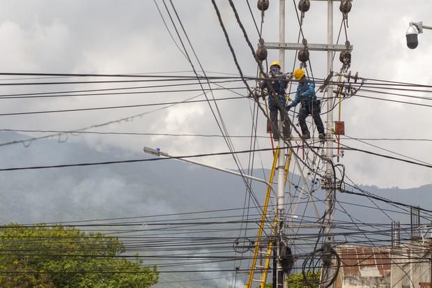 Pekerja menyambungkan kabel pada pemeliharaan rutin jaringan listrik PT PLN (persero) di Palu, Sulawesi Tengah, Sabtu (3/12/2022). PT PLN (Persero) akan meningkatkan rasio elektrifikasi dari 97,4 persen hingga semester pertama tahun ini menjadi 100 persen