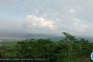 Aktivitas Gunung Semeru yang terpantau dari Pos Pengamatan Gunung Semeru di Gunung Sawur, Kabupaten Lumajang, Minggu (4/12/2022)