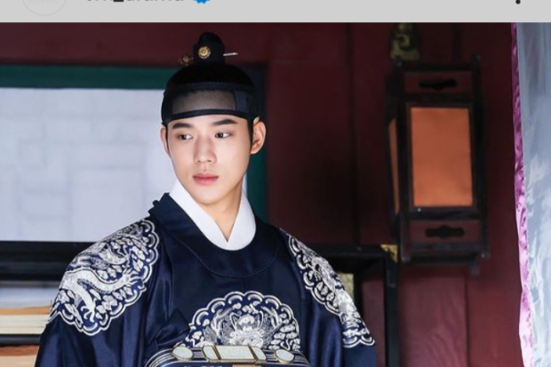 Drama Under The Queens Umbrella