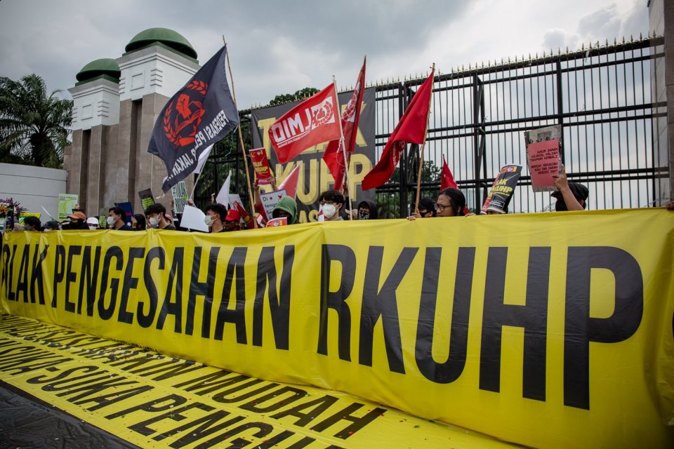 Aliansi Nasional Reformasi KUHP menggelar aksi penolakan pengesahan Rancangan Kitab Undang-Undang Hukum Pidana (RKUHP) dengan tabur bunga di depan Gedung DPR, Jakarta, Senin, (5/12). Mereka menilai RKUHP memiliki sederet pasal bermasalah dan merugikan mas