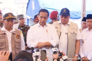 Presiden Joko Widodo saat mengunjungi warga terdampak gempa Cianjur, Senin (5/12). Foto: Youtube Sekretariat Presiden. 