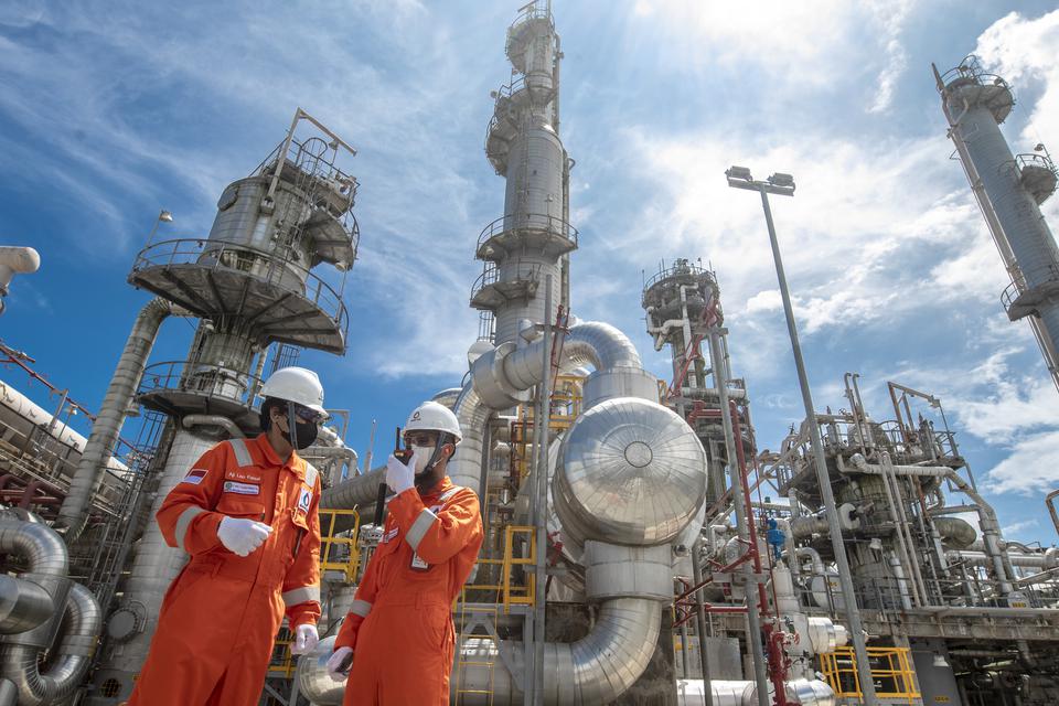 Perwira Pertamina memeriksa LPG Production Booster System di Badak LNG, Bontang, Kalimantan Timur, Selasa (6/12/2022). Direktur Utama PT Pertamina (Persero) Nicke Widyawati menyatakan bahwa penemuan teknologi LPG Production Booster System dapat memberikan