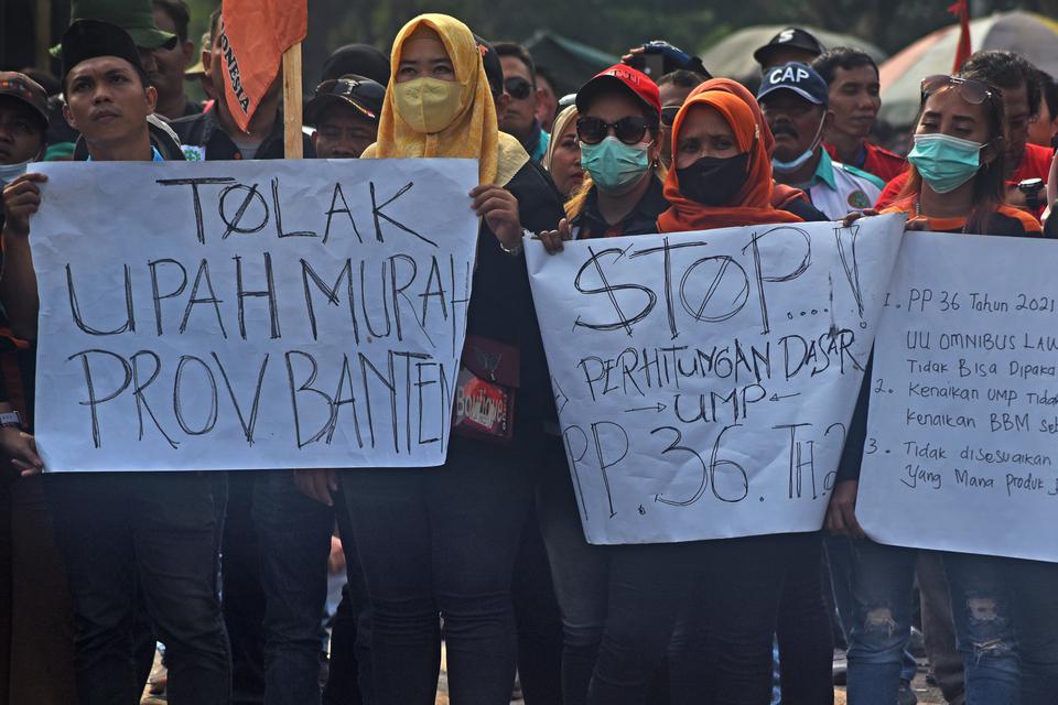 Sejumlah buruh yang tergabung dalam Serikat Pekerja Nasional (SPN) berunjuk rasa di depan Kantor Gubernur Banten di Serang, Selasa (6/12/2022). 