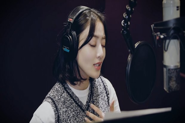 Ilustrasi, personel TWICE, Jihyo menyanyikan Stardust Love Song.