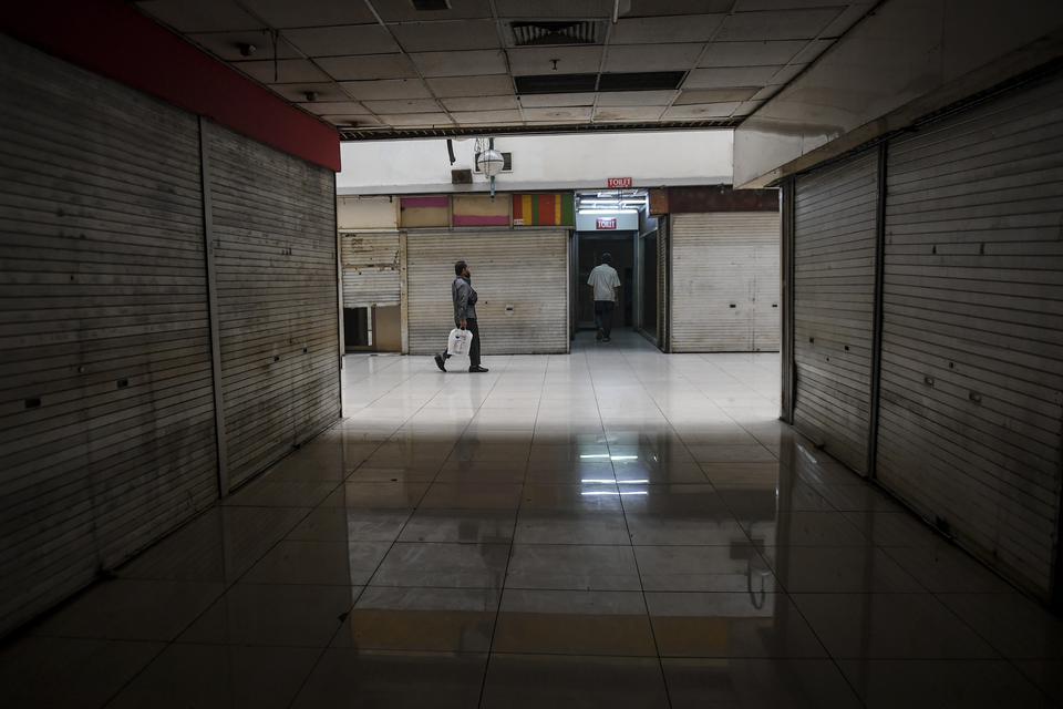 Suasana kios-kios pertokoan yang tutup dan sepi pengunjung di Mal Blok M Square, Jakarta, Rabu (7/12/2022). Mal yang terletak di bawah Terminal Blok M itu sempat menjadi tujuan pusat berbelanja warga Jakarta di era tahun 1990-an, namun kini menjadi sepi p