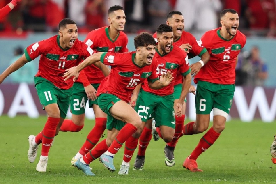 Para pemain Maroko merayakan keberhasilan mereka dalam adu penalti melawan Spanyol pada Selasa (6/12). Foto: Instagram FIFA World Cup.