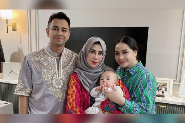 Amy Qanita bersama keluarga Raffi Ahmad