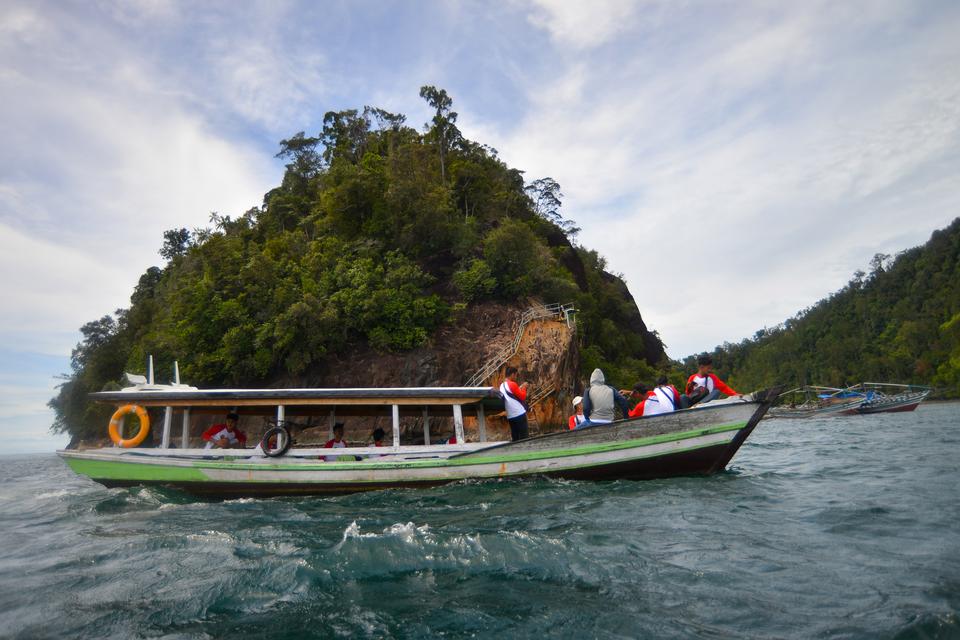 Pengunjung menikmati perairan Pulau Sironjong Ketek di Kawasan Wisata Bahari Terpadu Mandeh, Kabupaten Pesisir Selatan, Sumatera Barat, Kamis (8/12/2022). 