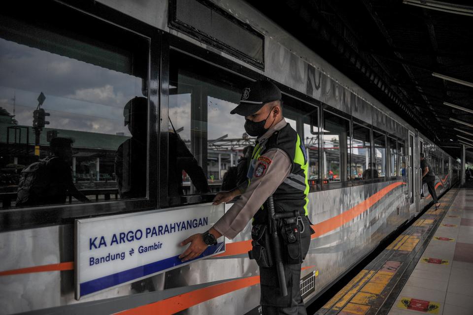 Petugas memasang papan nama kereta api Argo Parahyangan tujuan Jakarta di Stasiun Bandung, Jawa Barat, Jumat (9/12/2022). Kementerian Perhubungan menegaskan kereta api Argo Parahyangan masih akan tetap beroperasi meskipun nantinya kereta cepat Jakarta-Ban