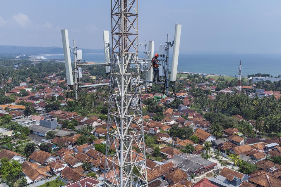 Foto udara teknisi melakukan perawatan Base Transceiver Station (BTS) XL Axiata di Pantai Barat, Desa Pananjung, Kabupaten Pangandaran, Jawa Barat, Jumat (9/12/2022). 
