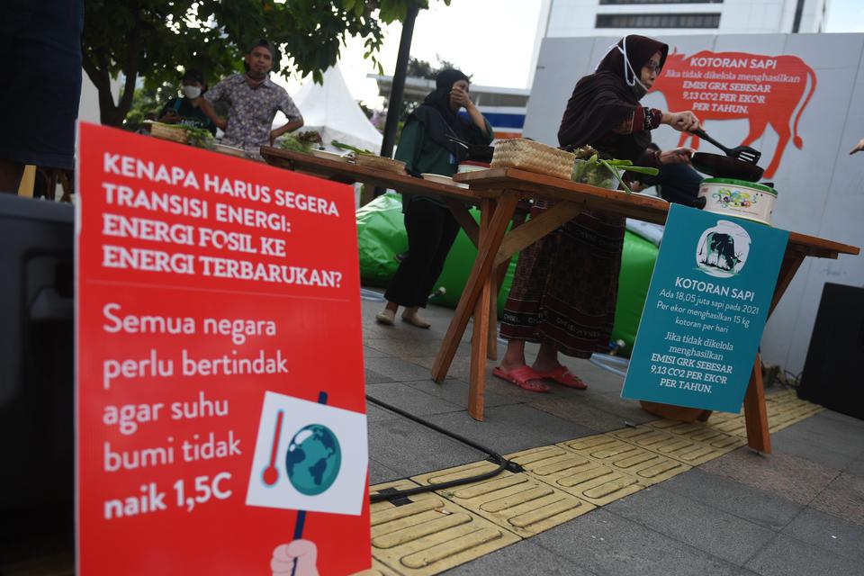 Warga memasak dengan kompor berenergi biogas saat kampanye energi bersih di Jakarta, Minggu (11/12/2022). Kegiatan yang diselenggarakan oleh Madani Berkelanjutan tersebut bertujuan untuk mengkampanyekan energi bersih dan ramah lingkungan serta penggunaan 