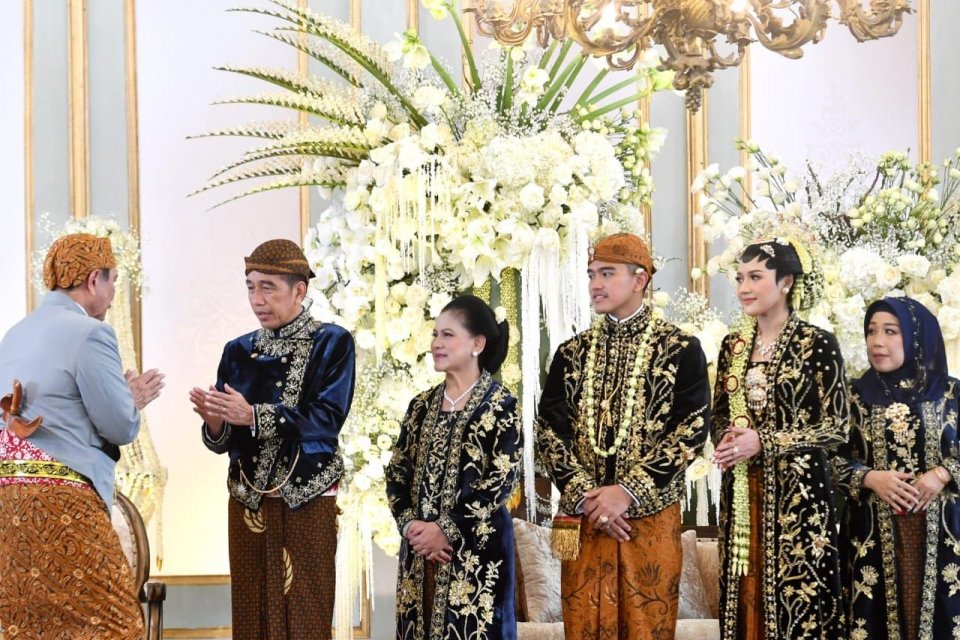 Luhut Binsar Pandjaitan, Presiden Joko Widodo (Jokowi), dan Iriana Joko Widodo di Acara Tasyakuran Pernikahan Kaesang Pangarep dan Erina Gudono di Pura Mangkunegaran, Surakarta (11/12/2022). 