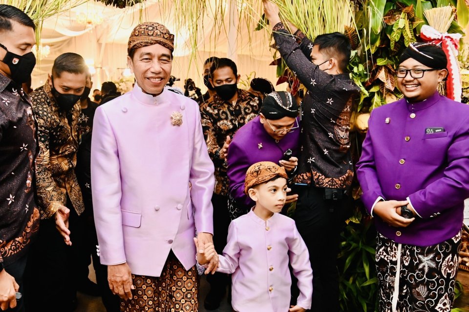 Presiden Joko Widodo (Jokowi) dan Jan Ethes di acara Midodareni pernikahan Kaesang Pangarep dan Erina Gudono (9/12/2022).