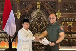 Menteri Pertahanan Prabowo Subianto memberikan pangkat Letnan Kolonel Tituler kepada selebritas Deddy Corbuzier.
