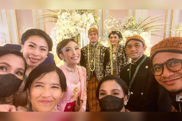Ayu Dewi di nikahan Kaesang Pangarep