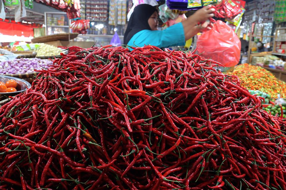 Pedagang menata cabai merah yang dijual di Pasar tradisional Gamalama Kota Ternate, Maluku Utara, Selasa (13/12/2022). 