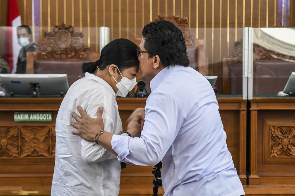 Terdakwa kasus pembunuhan Brigadir Yosua Hutabarat, Ferdy Sambo (kanan) berpelukan dengan istrinya yang juga terdakwa Putri Candrawathi (kiri) saat mengikuti sidang lanjutan di PN Jakarta Selatan, Jakarta, Selasa (13/12/2022). Sidang tersebut beragendakan