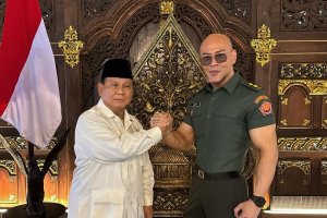 Menteri Pertahanan Prabowo Subianto memberikan pangkat Letkol Tituler kepada Deddy Corbuzier. 