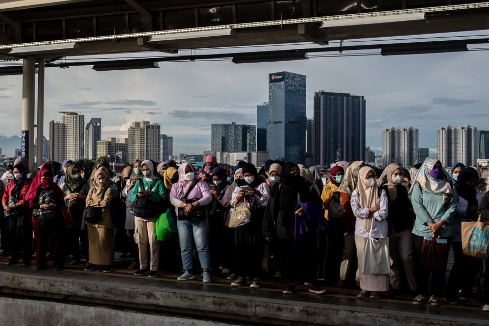 Sejumlah pekerja menunggu kedatangan kereta di Stasiun Manggarai, Jakarta, Selasa (13/12/2022). Angka pengangguran pada Februari 2023 turun 410 ribu orang dibandingkan periode yang sama pada 2022.