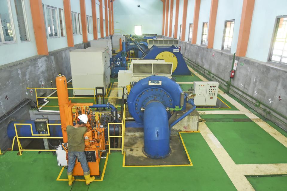 Seorang pekerja melakukan pemeriksaan rutin di ruang mesin turbin Pembangkit Listrik Tenaga Mini Hidro (PLTMH) Segara di Desa Bentek, Kecamatan Gangga, Lombok Utara, NTB, Rabu (14/12/2022). PT PLN (Persero) mencatat potensi energi baru terbarukan (EBT) di