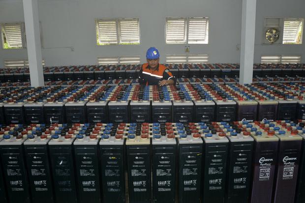 Seorang pekerja memeriksa baterai panel Pembangkit Listrik Tenaga Surya (PLTS) di Pulau Kodingareng, Kecamatan Sangkarrang, Makassar, Sulawesi Selatan, Kamis (15/12/2022). Baterai panel surya merupakan komponen Pembangkit Listrik Tenaga Surya untuk menyim