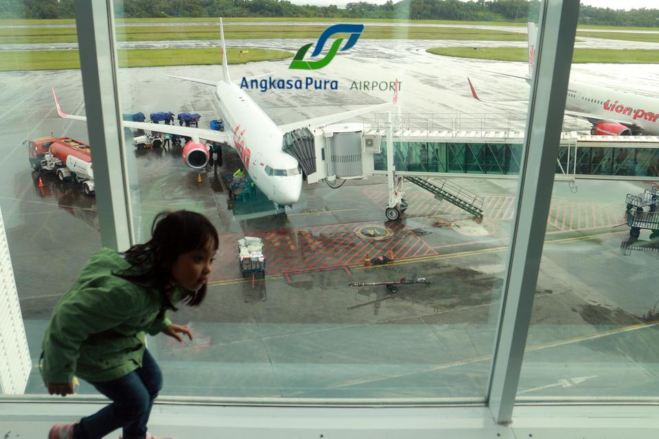 Penumpang pesawat memasuki pesawat melalui garbarata di Bandara Sultan Aji Muhammad SulaimanÊSepinggan, Balikpapan, Kalimantan Timur, Kamis (15/12/2022). 
