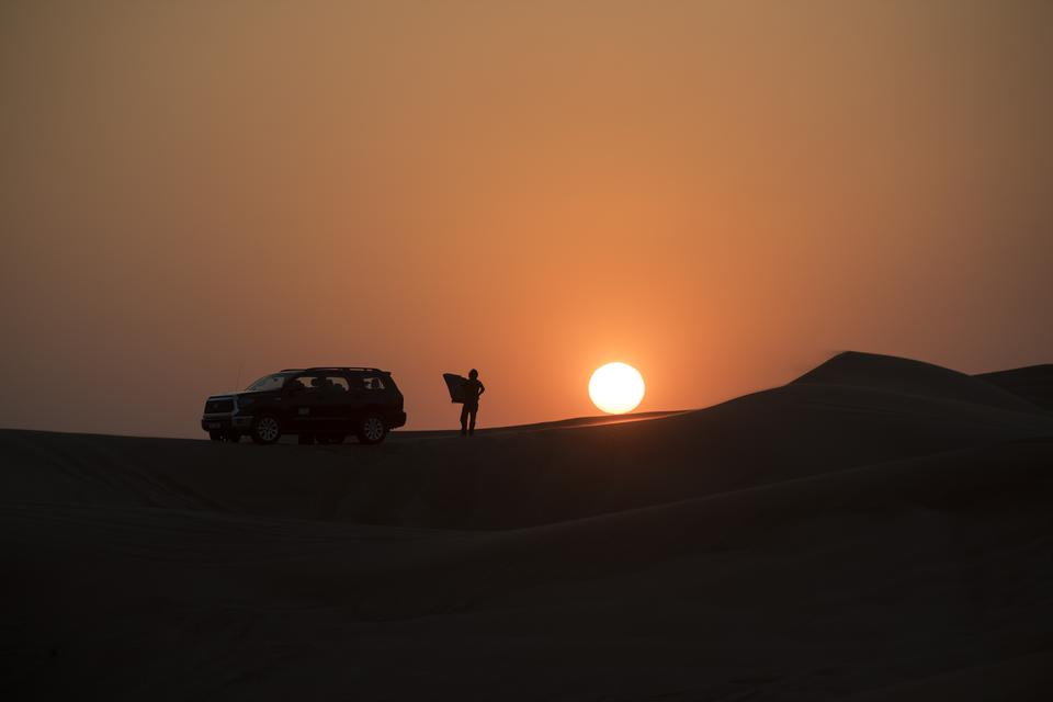 Wisatawan menyaksikan matahari tenggelam saat berwisata gurun pasir di Dubai, Uni Emirat Arab, Kamis (15/12/2022). Wisata berkeliling gurun menggunakan kendaraan offroad, ATV serta menaiki Unta tersebut diminati wisatawan mancanegara selain tujuan wisata 