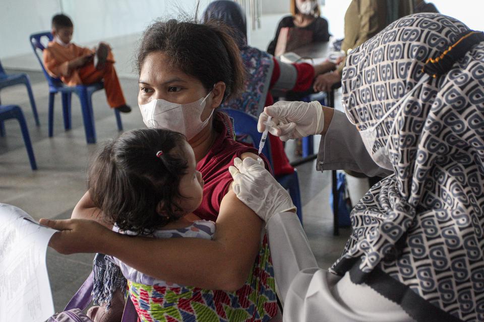 Petugas kesehatan menyuntikkan vaksin COVID-19 dosis ketiga atau booster I kepada warga di salah satu pusat perbelanjaan di Batam, Kepulauan Riau, Jumat (16/12/2022). Berdasarkan data Satuan Tugas Penanganan COVID-19 Provinsi Kepulauan Riau per tanggal 12