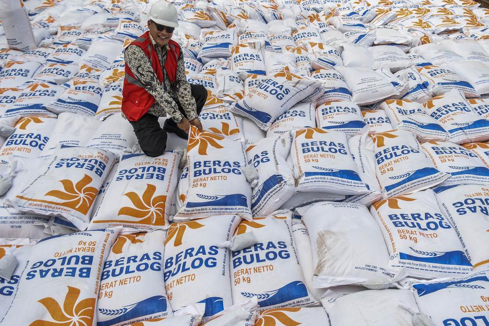 Direktur Utama Perum Bulog Budi Waseso meninjau pembongkaran beras impor asal Vietnam di Pelabuhan Tanjung Priok, Jakarta, Jumat (16/12/2022). Perum Bulog mengimpor 5.000 ton beras asal Vietnam yang dialokasikan untuk pemenuhan stok cadangan beras pemerin