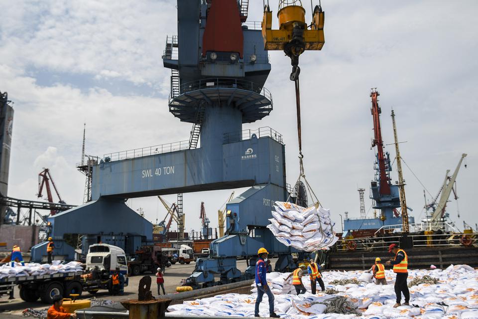 Pekerja menurunkan beras impor asal Vietnam milik Perum Bulog di Pelabuhan Tanjung Priok, Jakarta, Jumat (16/12/2022). Perum Bulog mengimpor 5.000 ton beras asal Vietnam yang dialokasikan untuk pemenuhan stok cadangan beras pemerintah (CBP) yang dilakukan
