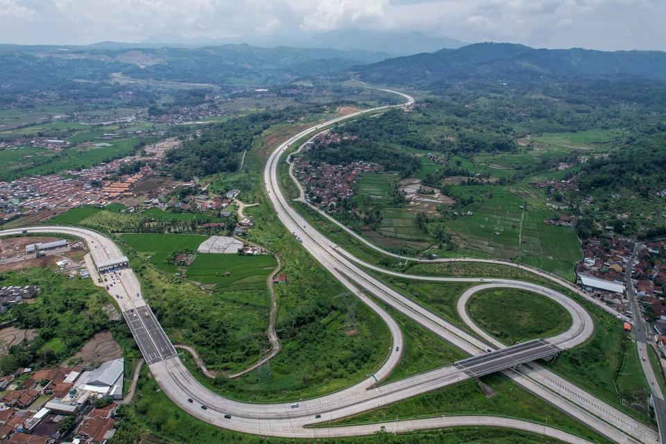 Foto udara kendaraan melintas di Simpang Susun Sumedang Jalan Tol Cileunyi-Sumedang-Dawuan (Cisumdawu), Kabupaten Sumedang, Jawa Barat, Jumat (16/12/2022). 
