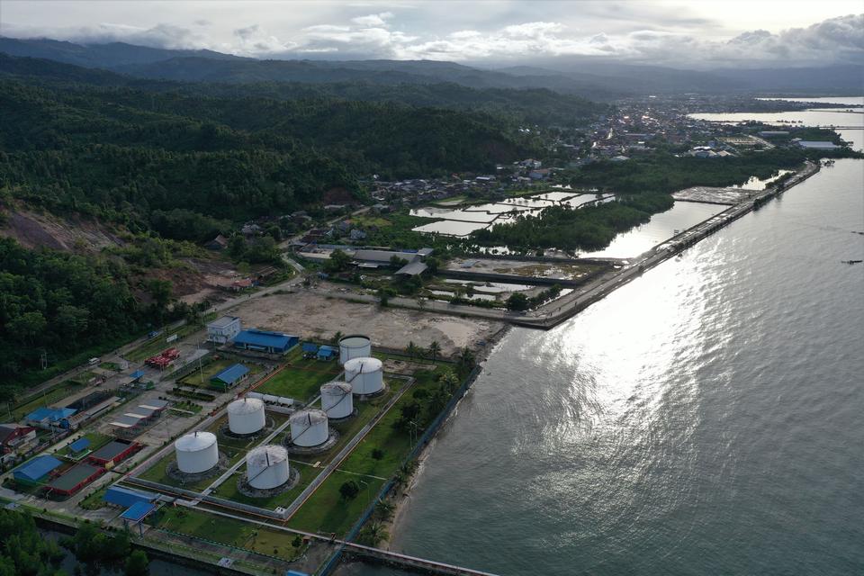 Foto udara areal depot terminal bahan bakar minyak (TBBM) PT Pertamina (Persero) di Kolaka, Kolaka, Sulawesi Tenggara, Sabtu (17/12/2022). PT Pertamina menambah stok BBM untuk Sulawesi Tenggara menjelang persiapan libur Natal 2022 dan Tahun Baru 2023 yang