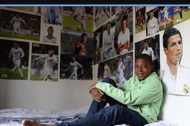 Kamar Kylian Mbappe penuh poster Christiano Ronaldo