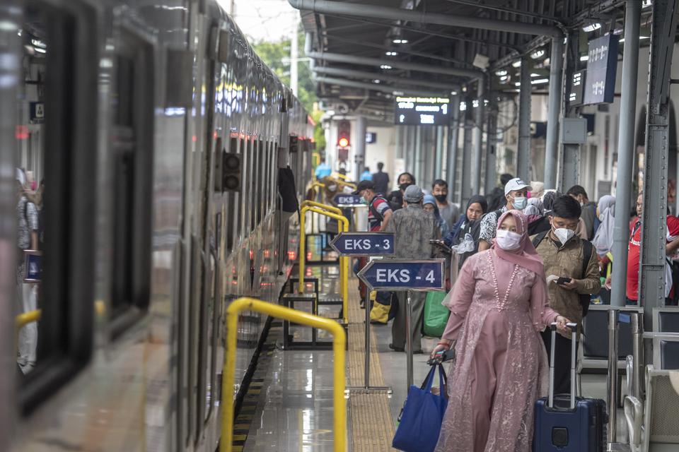 Calon penumpang kereta api berjalan di peron Stasiun Pasar Senen, Jakarta, Senin (19/12/2022). PT KAI Daop 1 Jakarta telah menyiapkan 20 Kereta tambahan per hari dari Stasiun Senen dan Gambir karena diproyeksikan jumlah penumpang kereta api di DAOP 1 Jaka