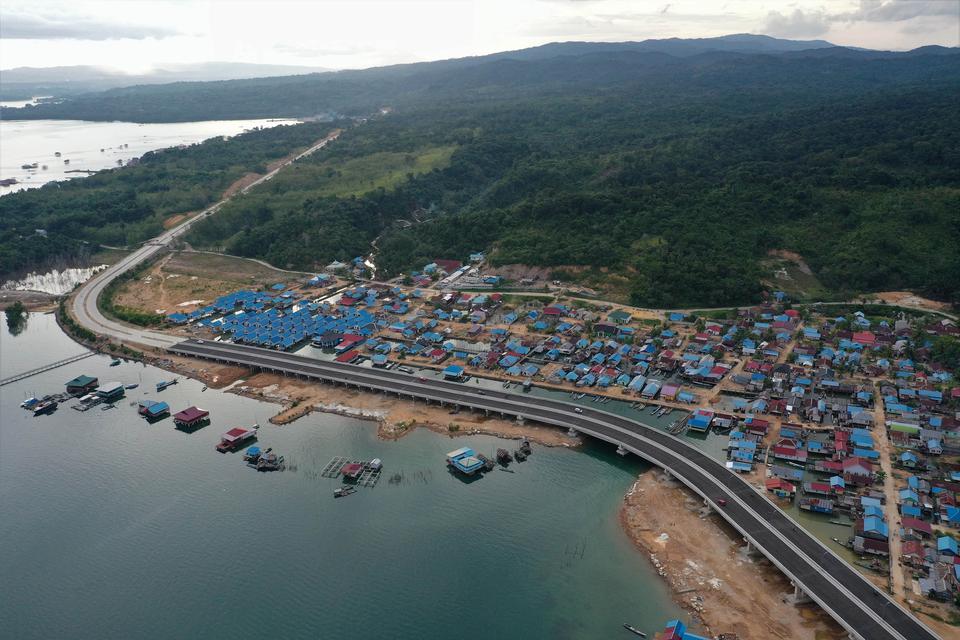 Foto udara jalan penghubung Kendari-Toronipa Konawe, di Konawe, Sulawesi Tenggara, Senin (19/12/2022). 