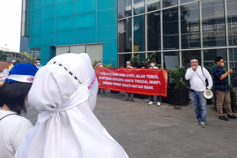 Konsumen Meikarta berdemonstrasi di Kantor Bank Nobu Plaza Semanggi, Jakarta, Senin (19/12).