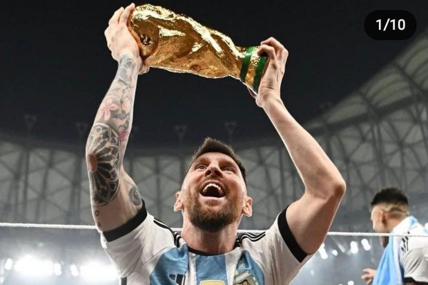 Melalui akun pribadinya @leomessi, Messi membagikan moment saat mengangkat trofi Piala Dunia 2022