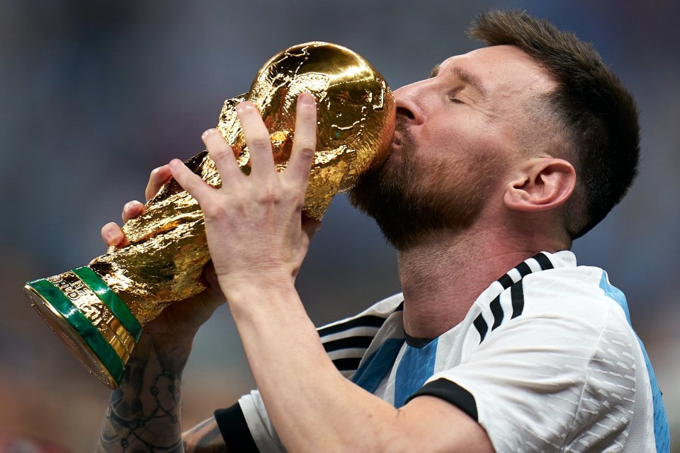 Kapten tim nasional Argentina, Lionel Messi, mencium trofi Piala Dunia di di Stadion Lusail, Al Daayen, Doha, Qatar, Minggu (18/12). 