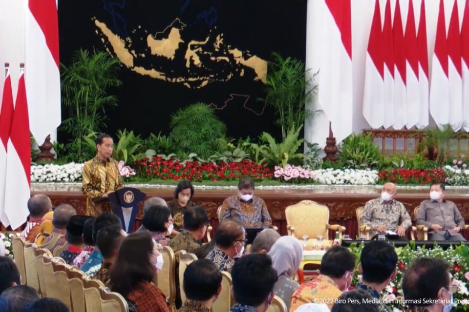 Presiden Joko Widodo berpidato saat acara penyerahan KUR klaster di Istana Negara, Jakarta, Senin (19/12). Foto: Youtube Sekretariat Presiden.