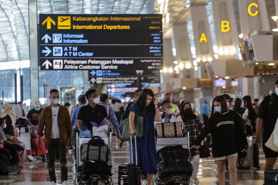 Calon penumpang pesawat berjalan di Terminal 3 Bandara Internasional Soekarno Hatta, Tangerang, Banten, Selasa (20/12/2022). 